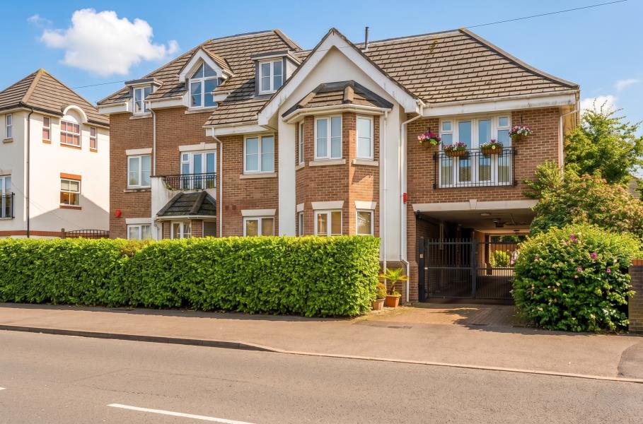 Flat Goldsworth Road in Woking