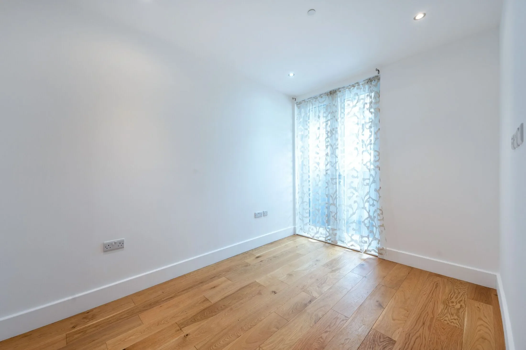 Flat Sutton Court Road in Greater London