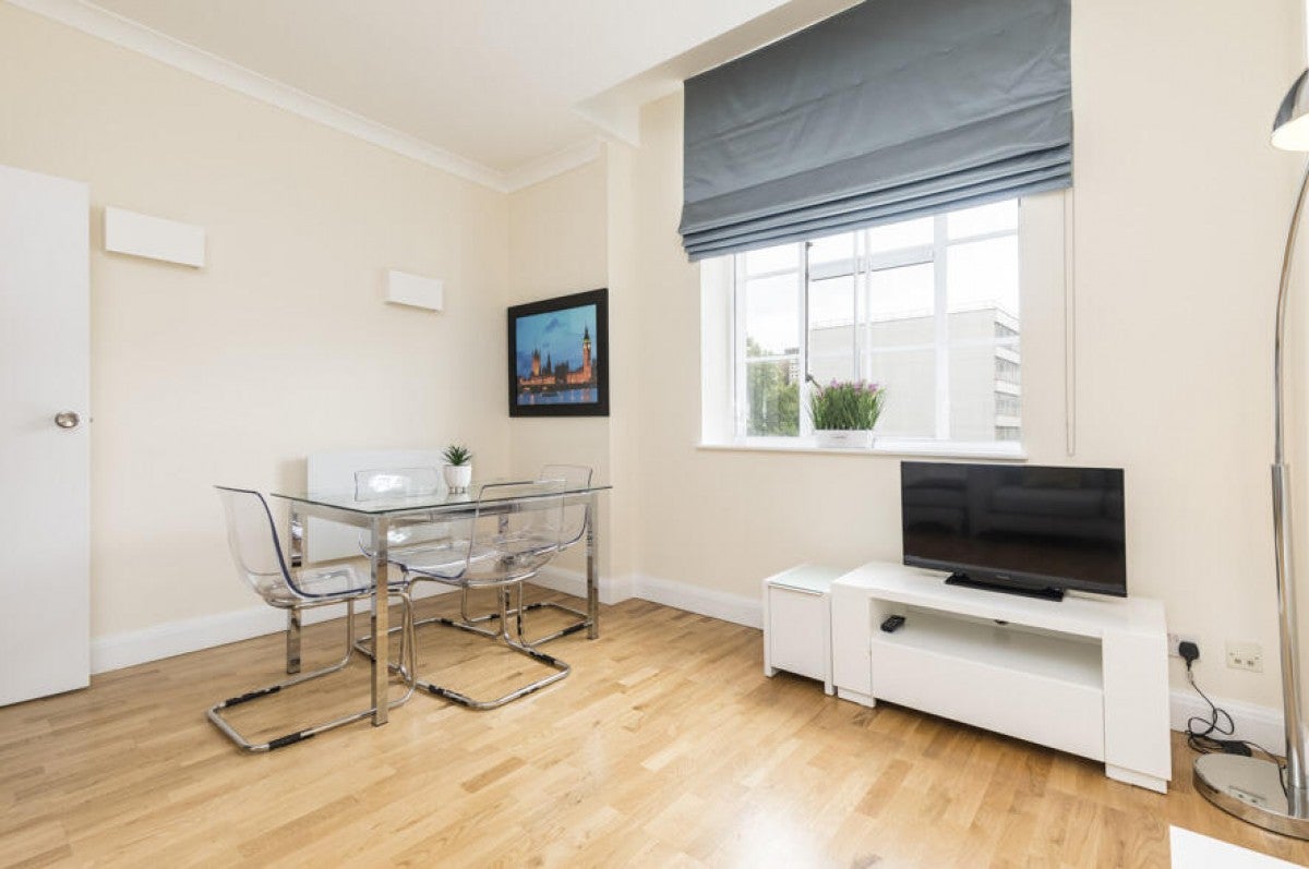 Flat Belvedere Road in Greater London