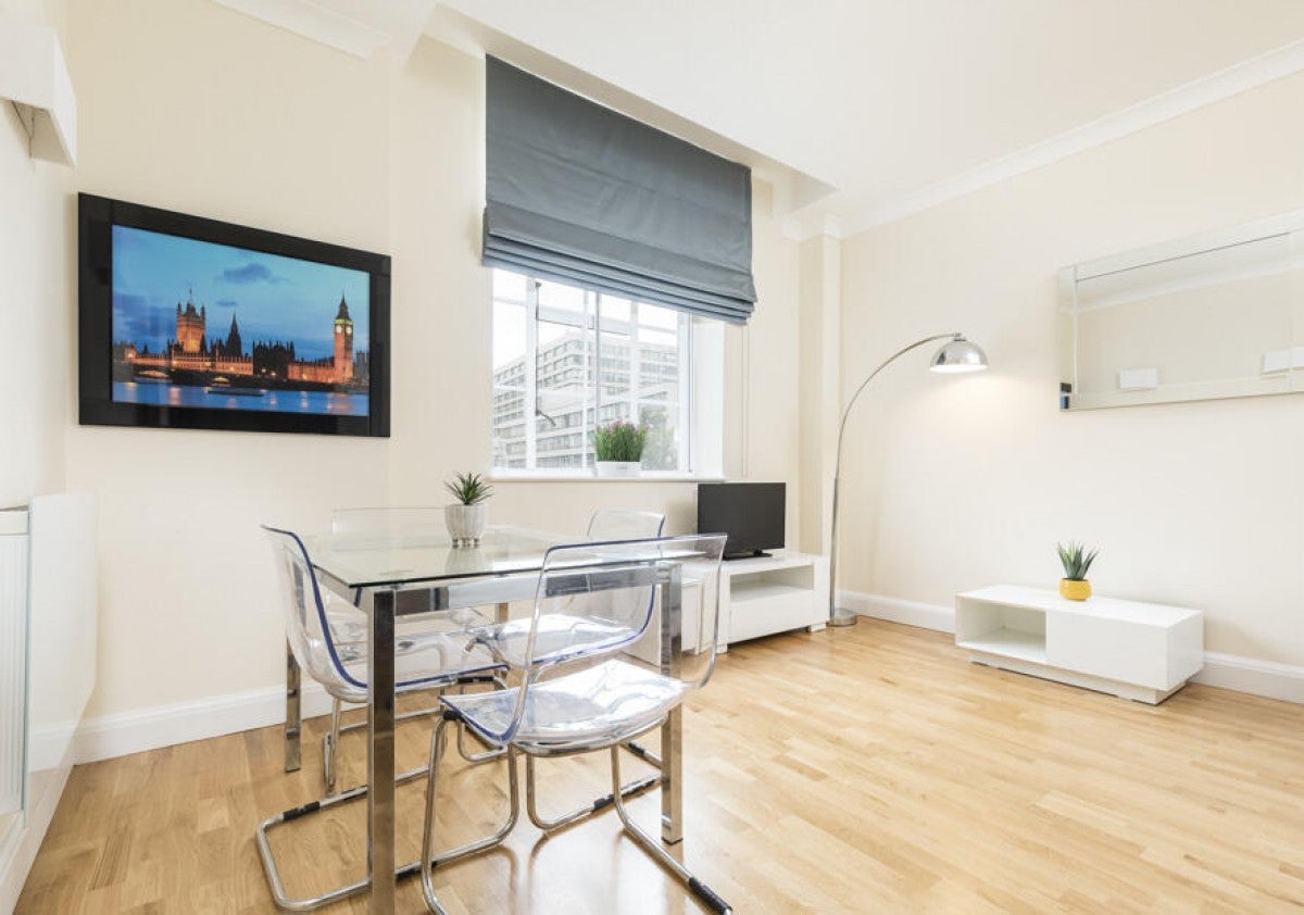 Flat Belvedere Road in Greater London