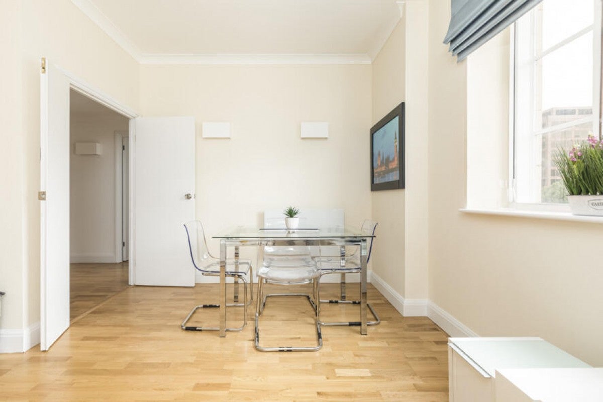 Flat Belvedere Road in Greater London