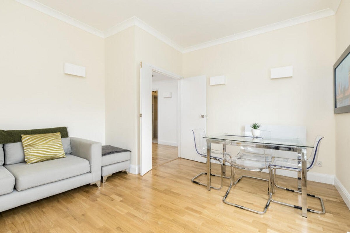 Flat Belvedere Road in Greater London