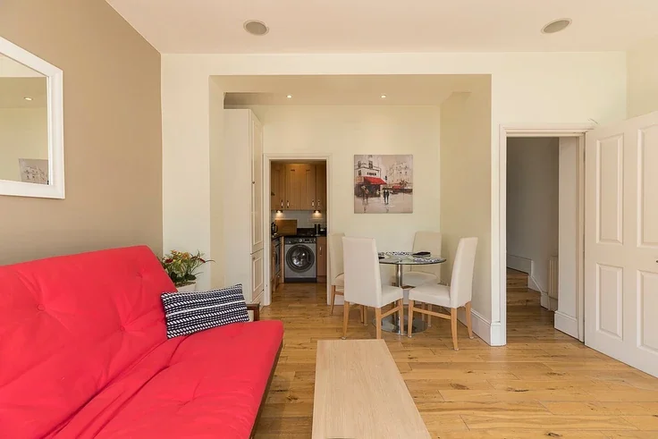 Flat The Chase in Greater London