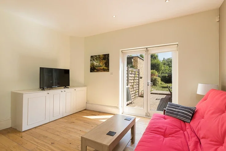 Flat The Chase in Greater London