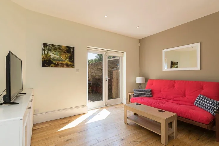 Flat The Chase in Greater London