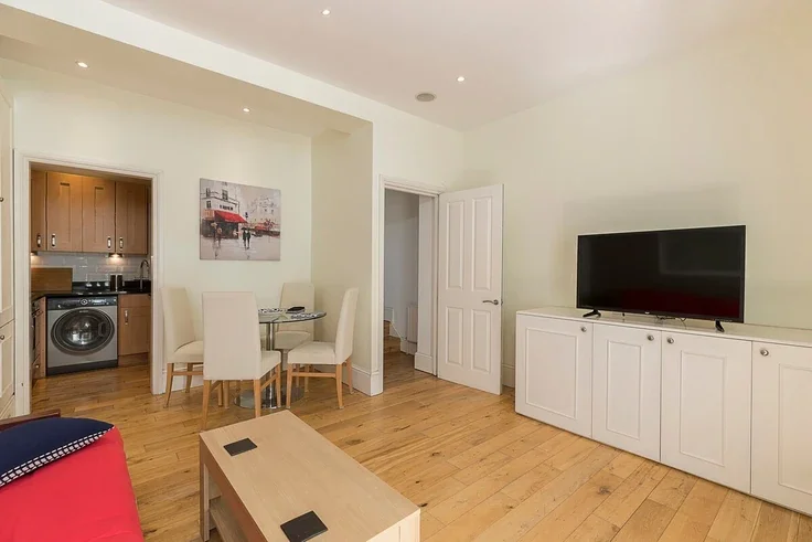Flat The Chase in Greater London