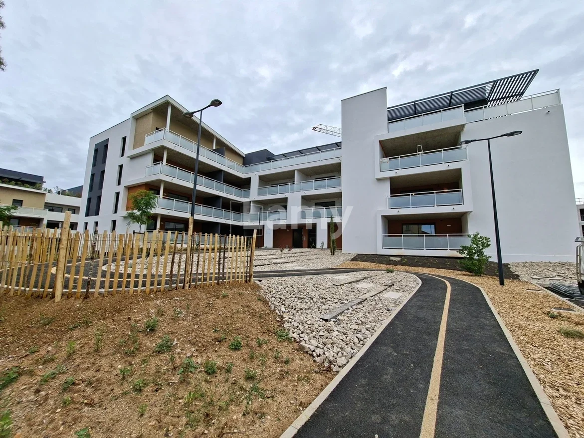 Flat Avenue Louis Abric in Lunel