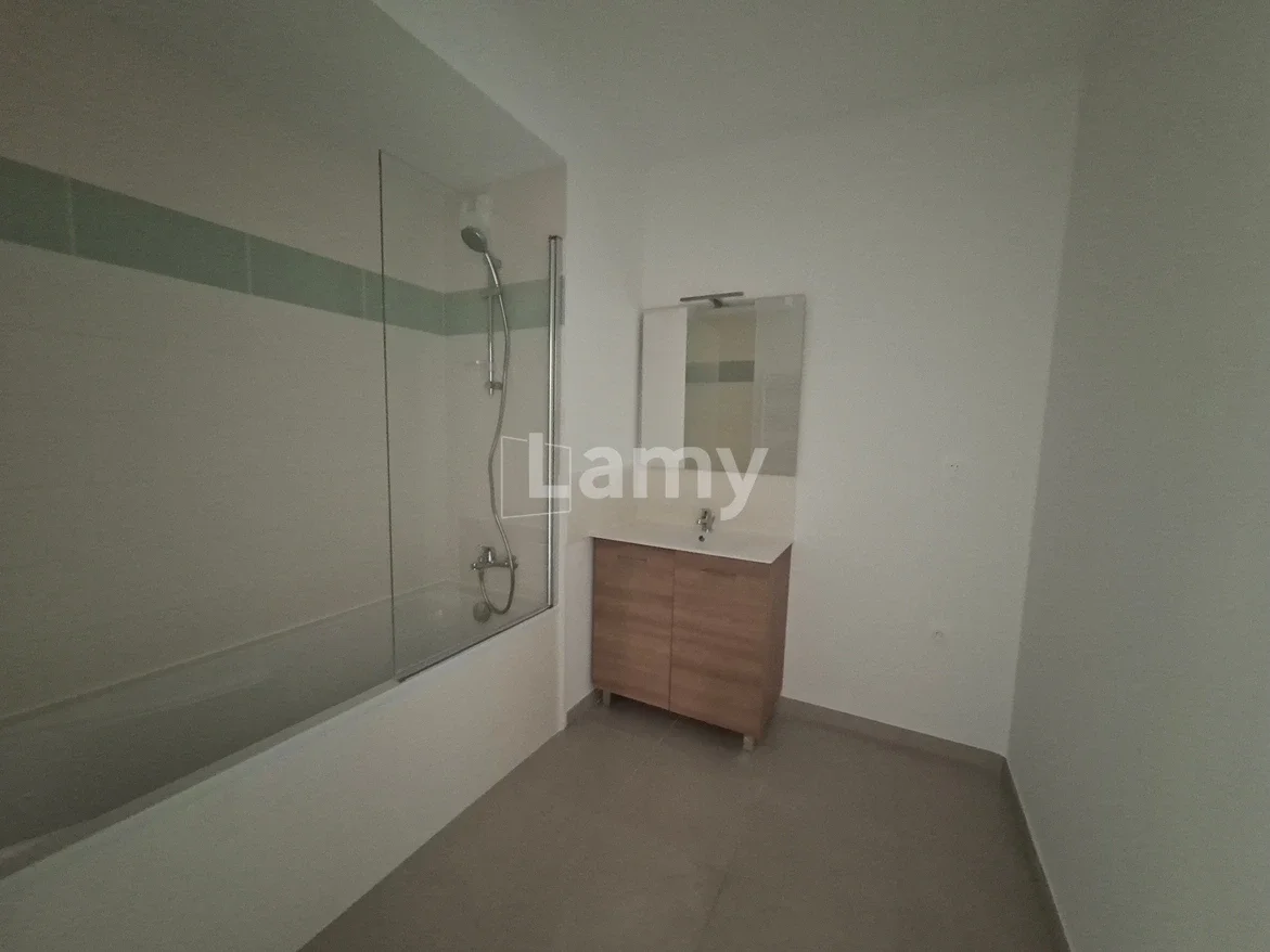 Flat Avenue Louis Abric in Lunel