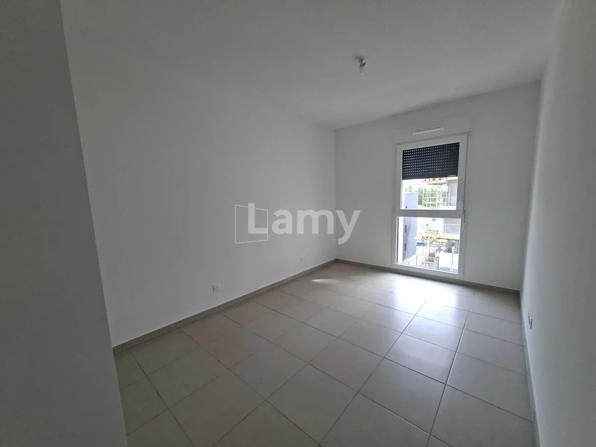 Flat Avenue Louis Abric in Lunel