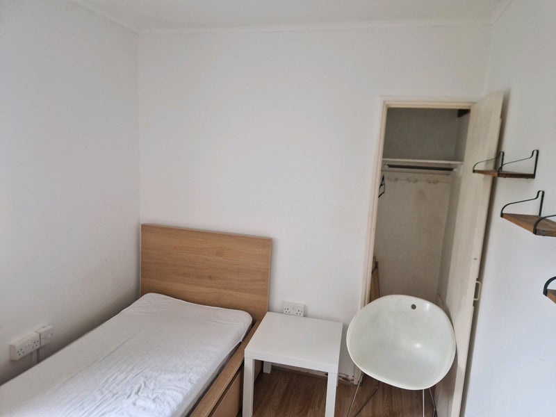Flat Sawkins Close in Greater London