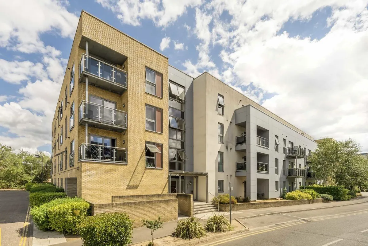 Flat Grosvenor Way in Greater London