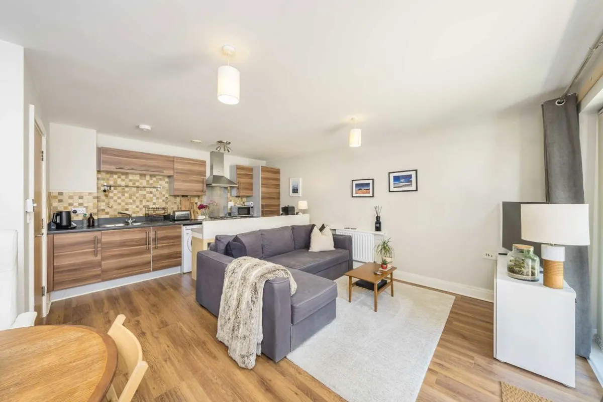 Flat Grosvenor Way in Greater London