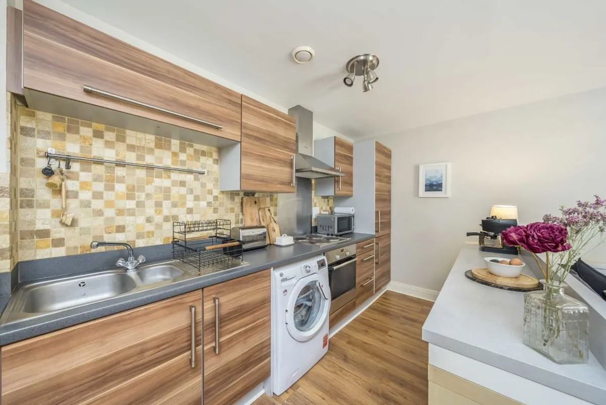 Flat Grosvenor Way in Greater London