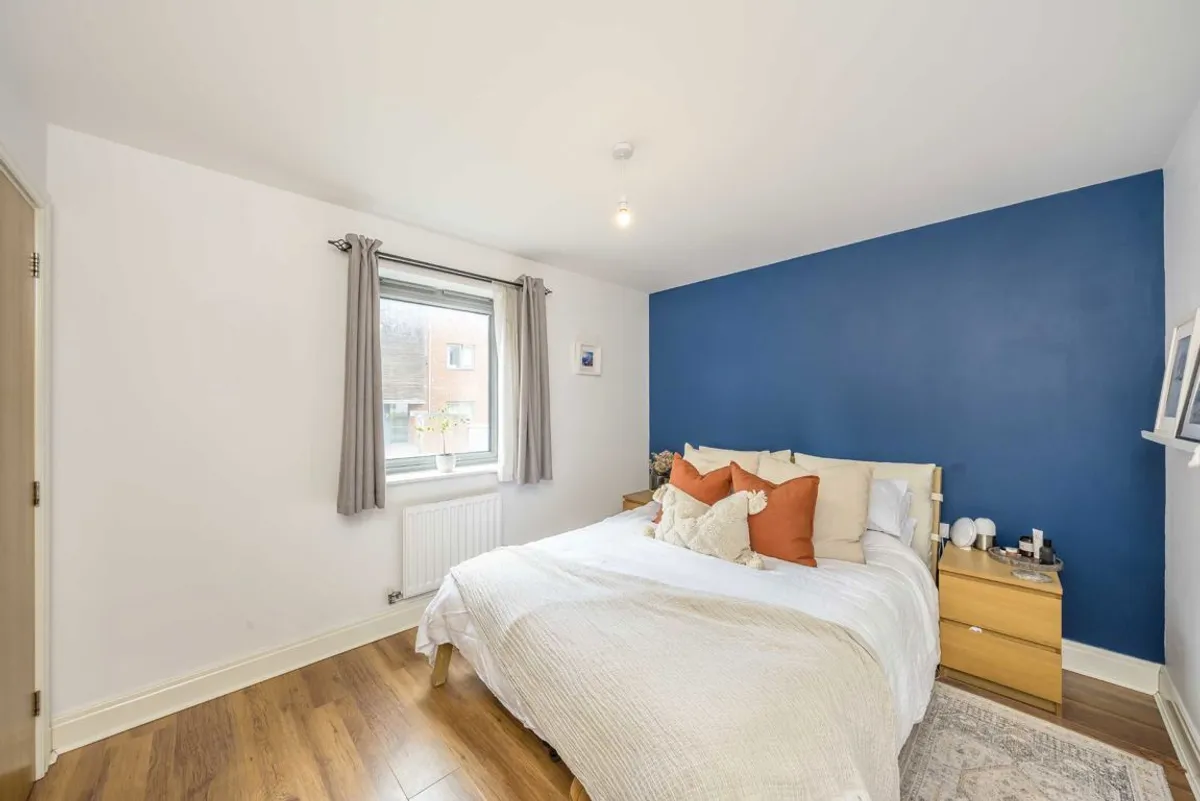 Flat Grosvenor Way in Greater London
