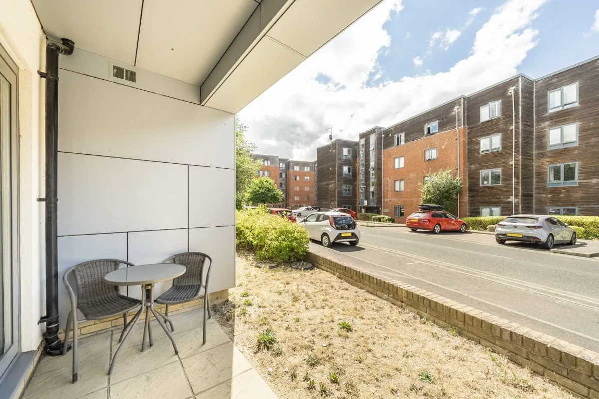 Flat Grosvenor Way in Greater London