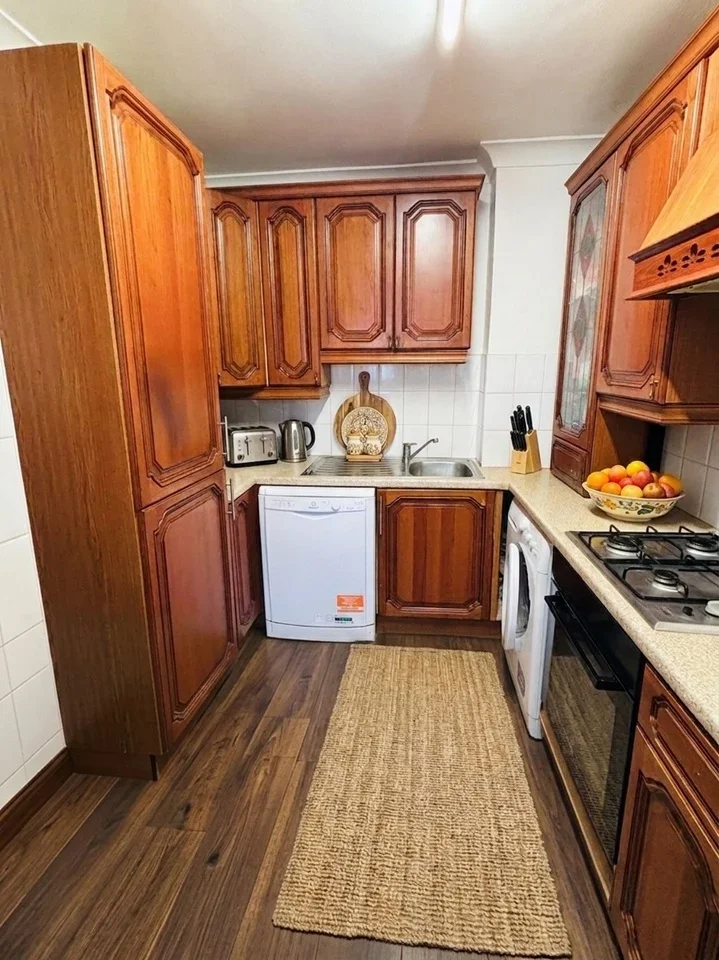 Room East Road in Greater London