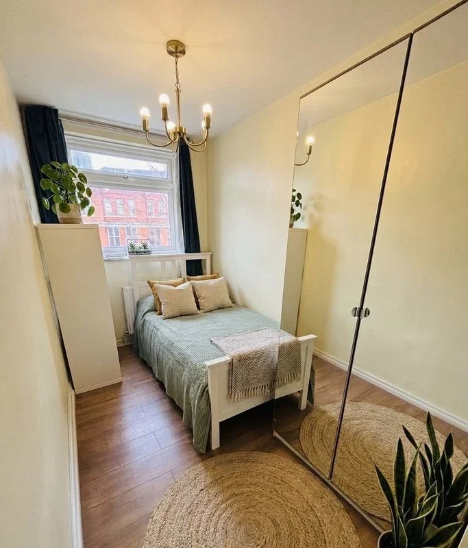 Room East Road in Greater London