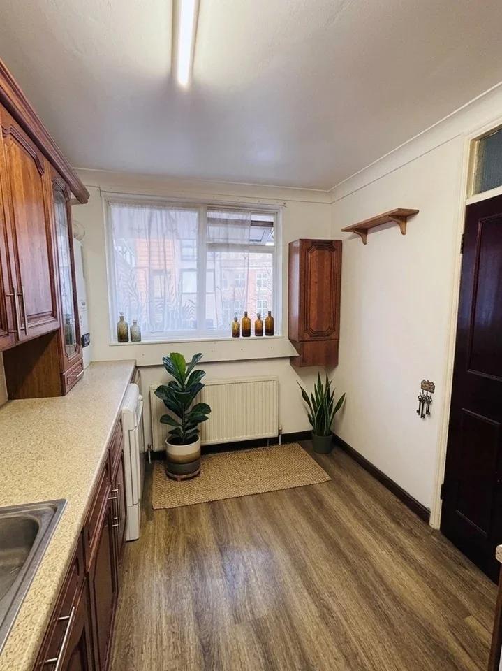 Room East Road in Greater London