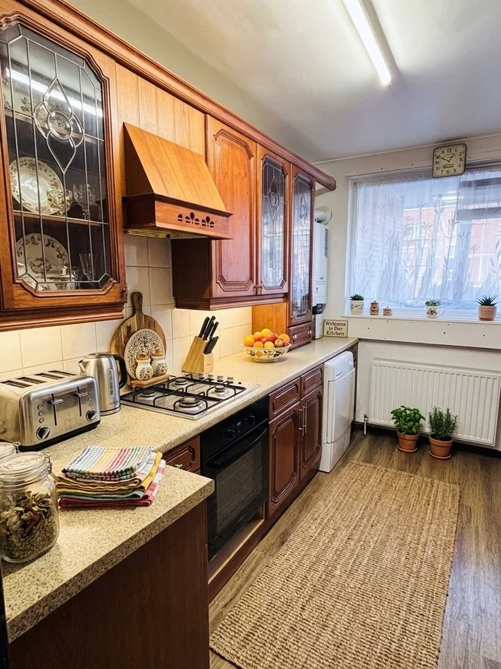 Room East Road in Greater London
