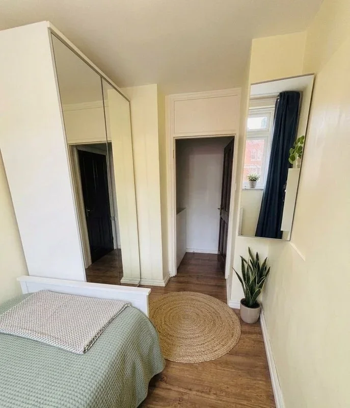 Room East Road in Greater London