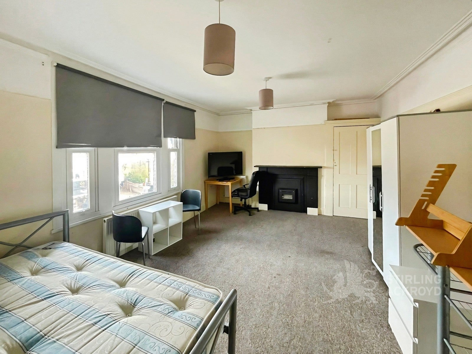 Flat Ewell Road in Greater London