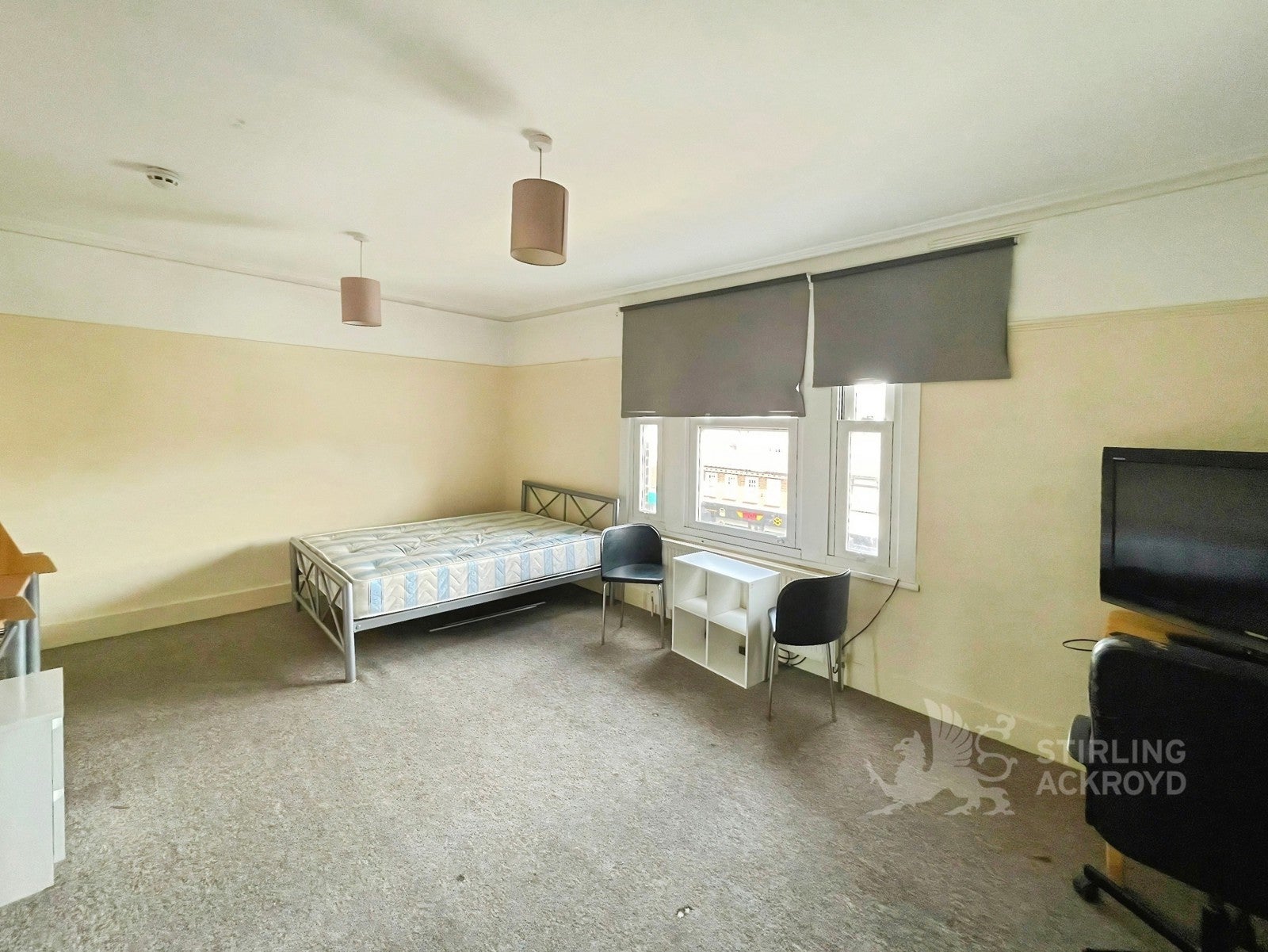 Flat Ewell Road in Greater London