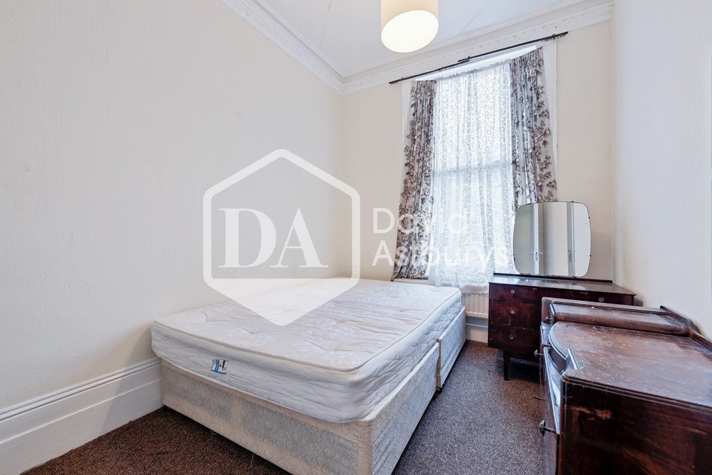 Room Palace Road in Greater London