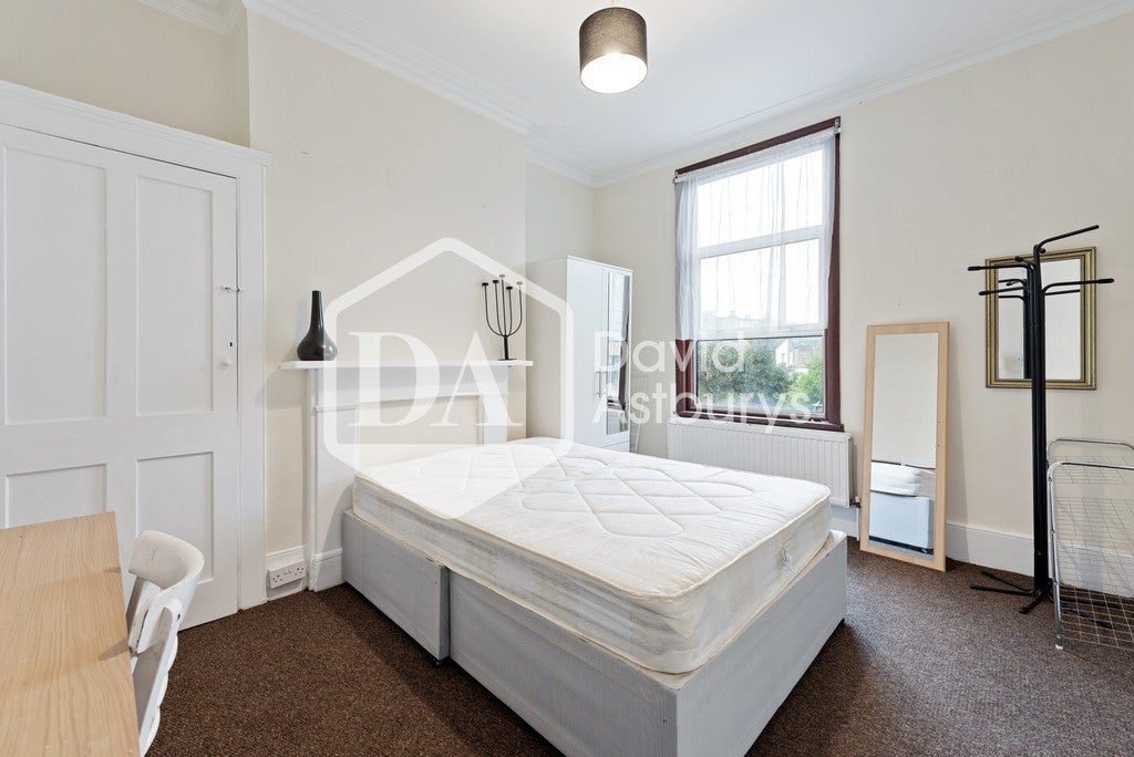 Room Palace Road in Greater London