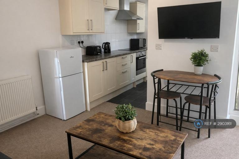 Room Holmewood Road in Tunbridge Wells