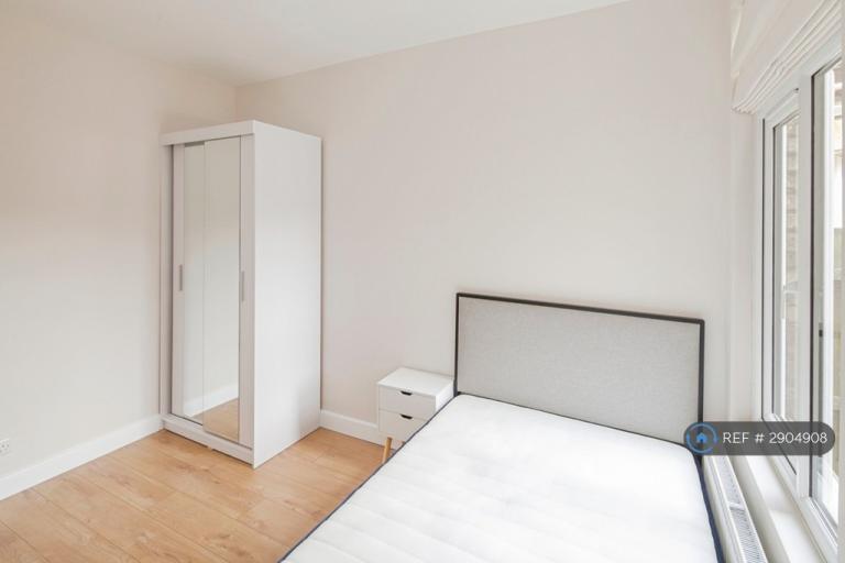 Room Wearside Road in Greater London