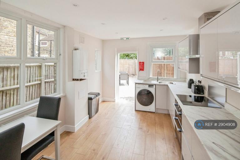 Room Wearside Road in Greater London