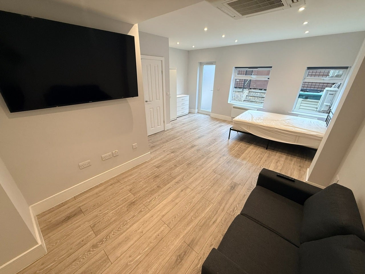 Flat Grafton Road in Greater London