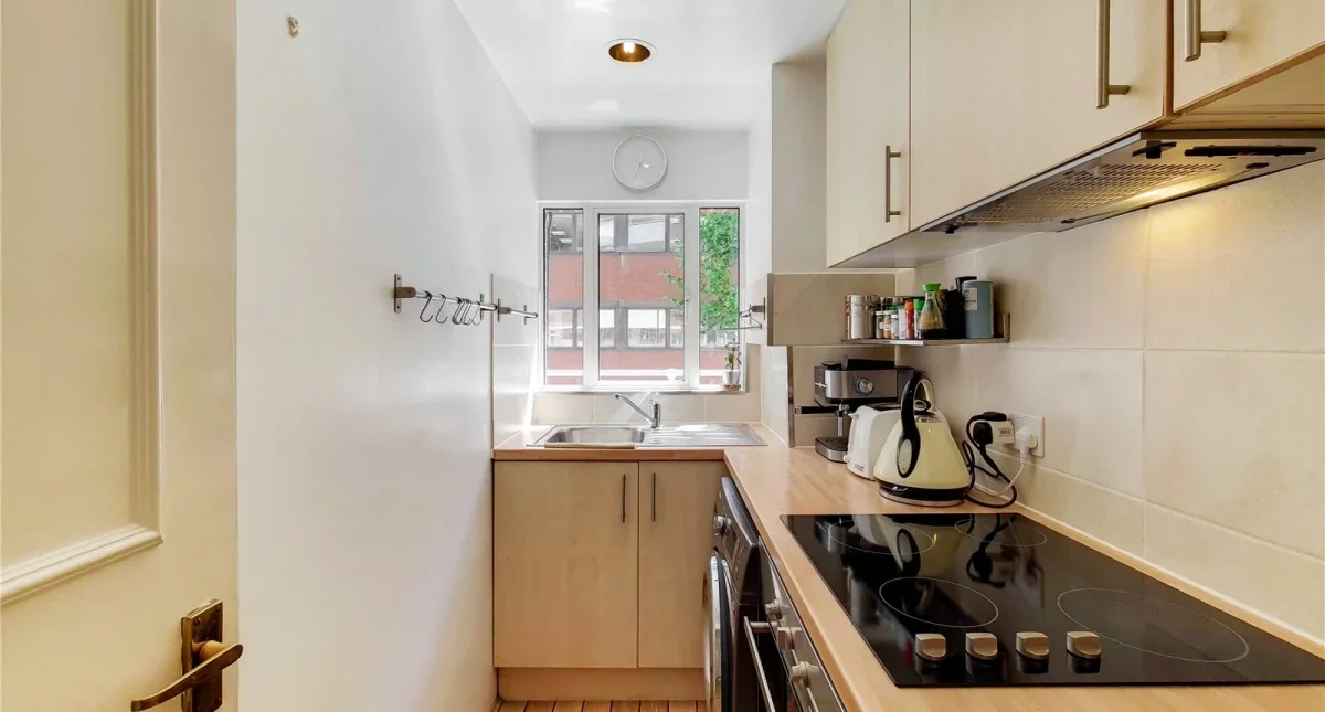 Flat Queen's Yard in Greater London