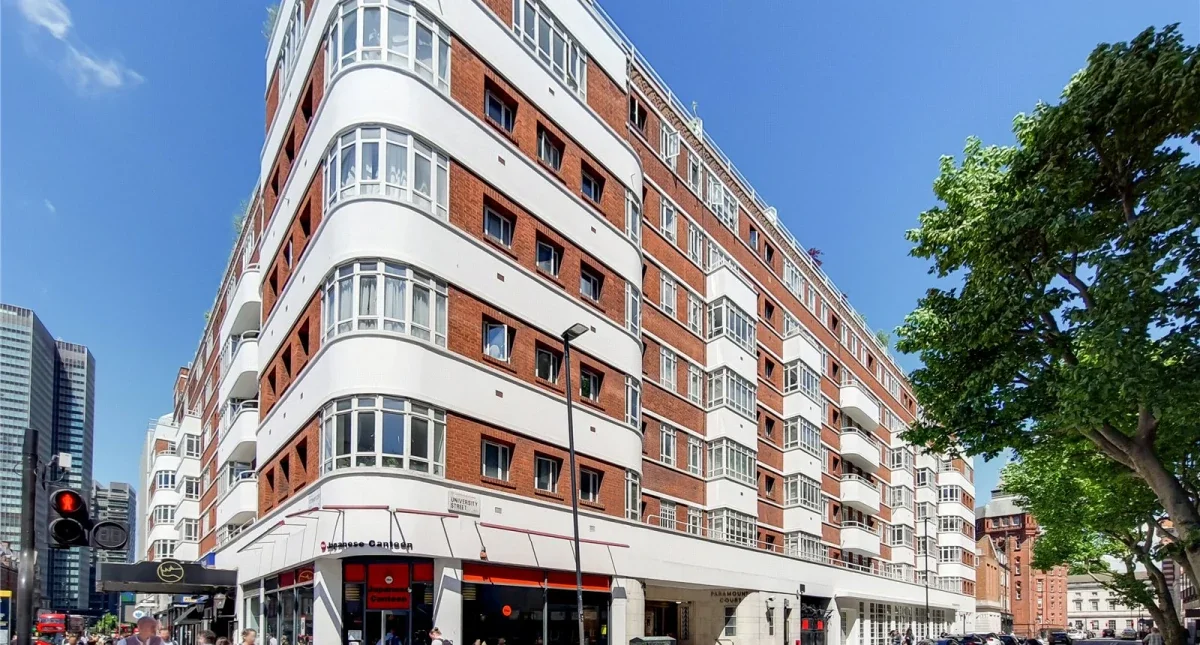 Flat Queen's Yard in Greater London