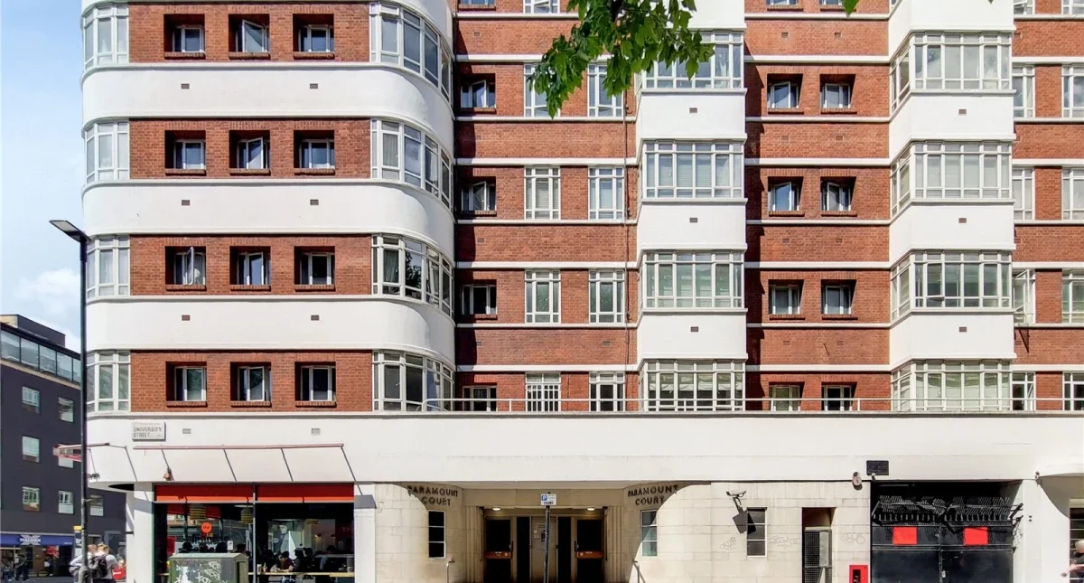 Flat Queen's Yard in Greater London