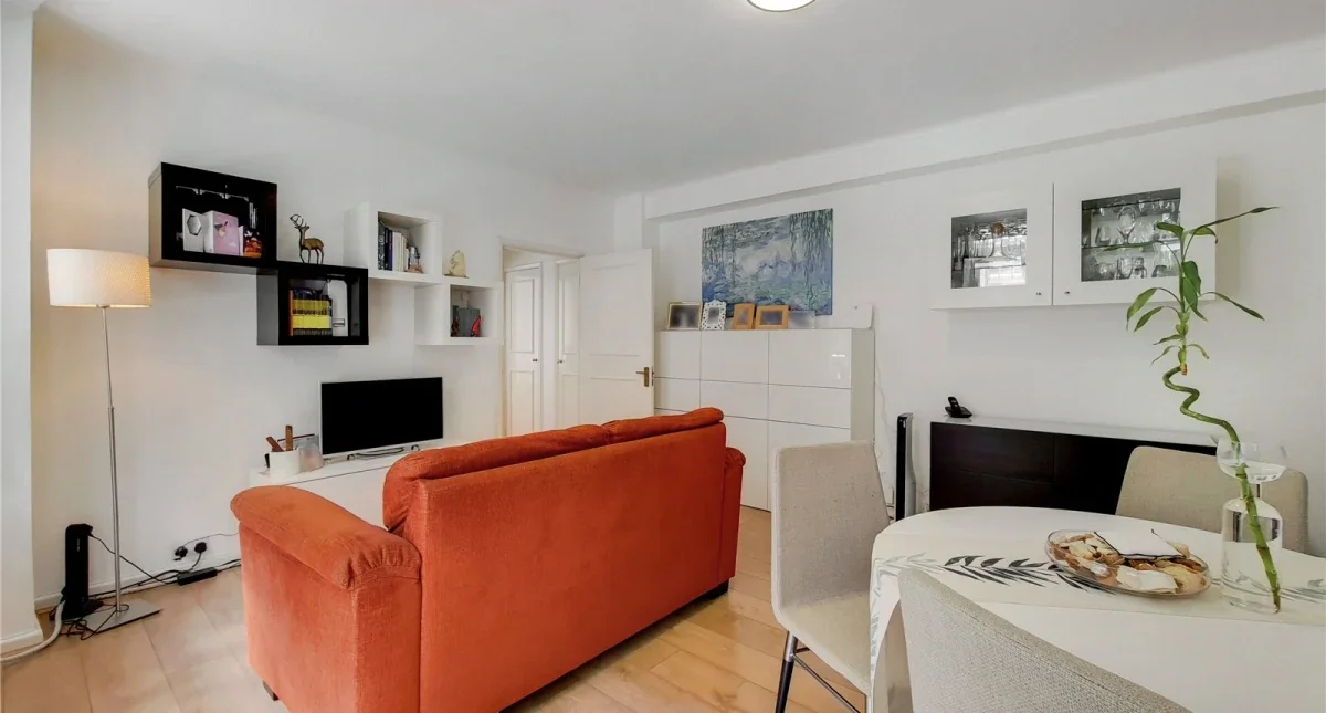 Flat Queen's Yard in Greater London