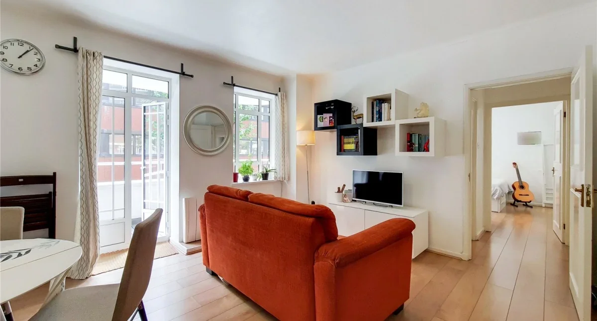Flat Queen's Yard in Greater London