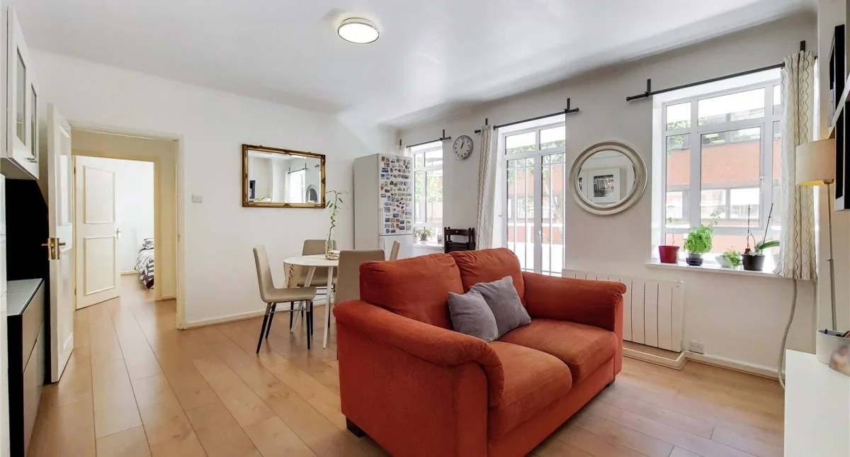 Flat Queen's Yard in Greater London