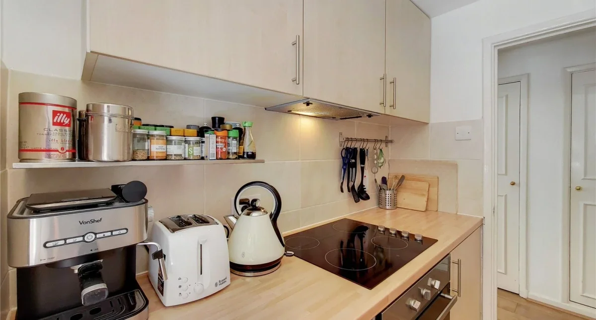 Flat Queen's Yard in Greater London