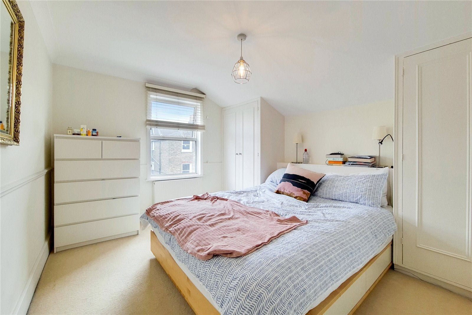 Flat Sugden Road in Greater London
