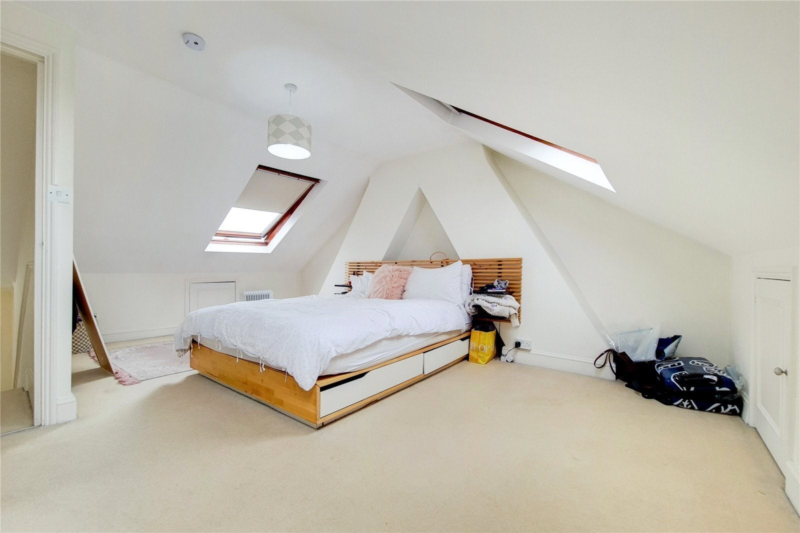 Flat Sugden Road in Greater London
