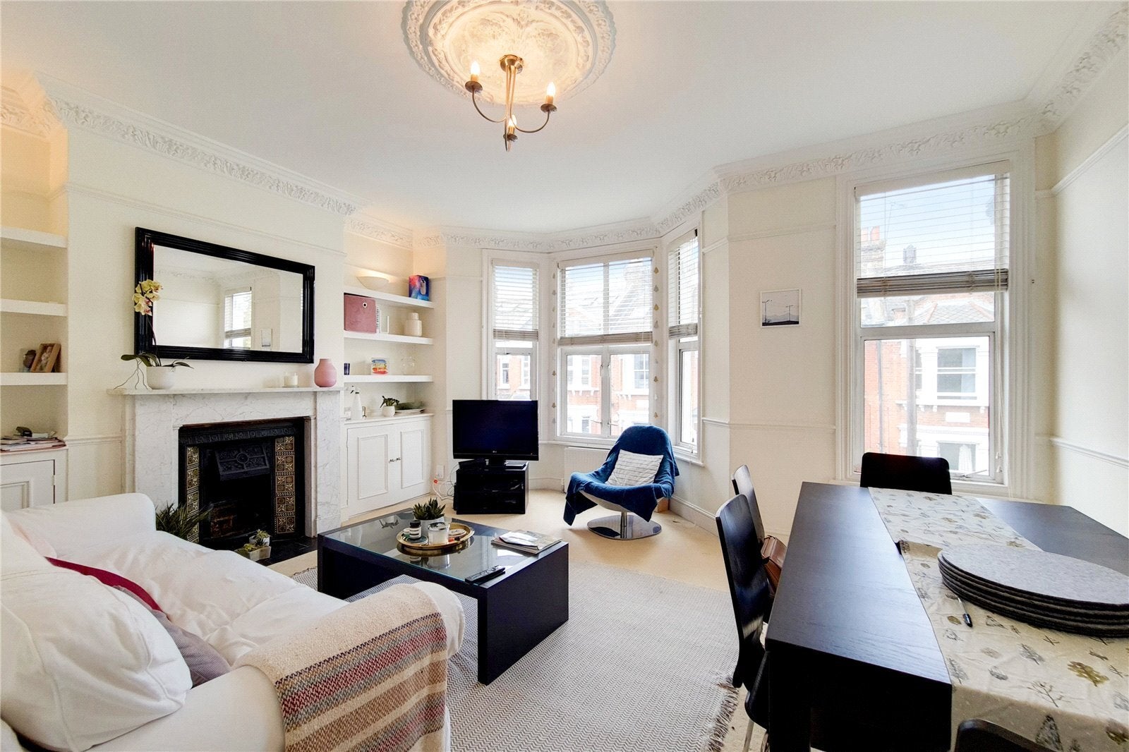 Flat Sugden Road in Greater London
