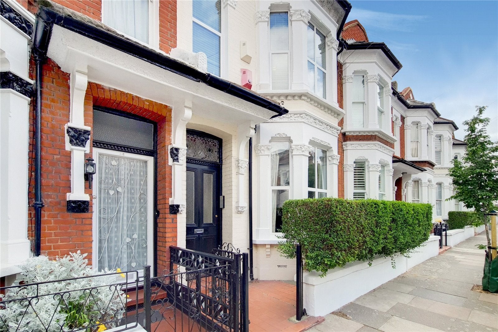 Flat Sugden Road in Greater London