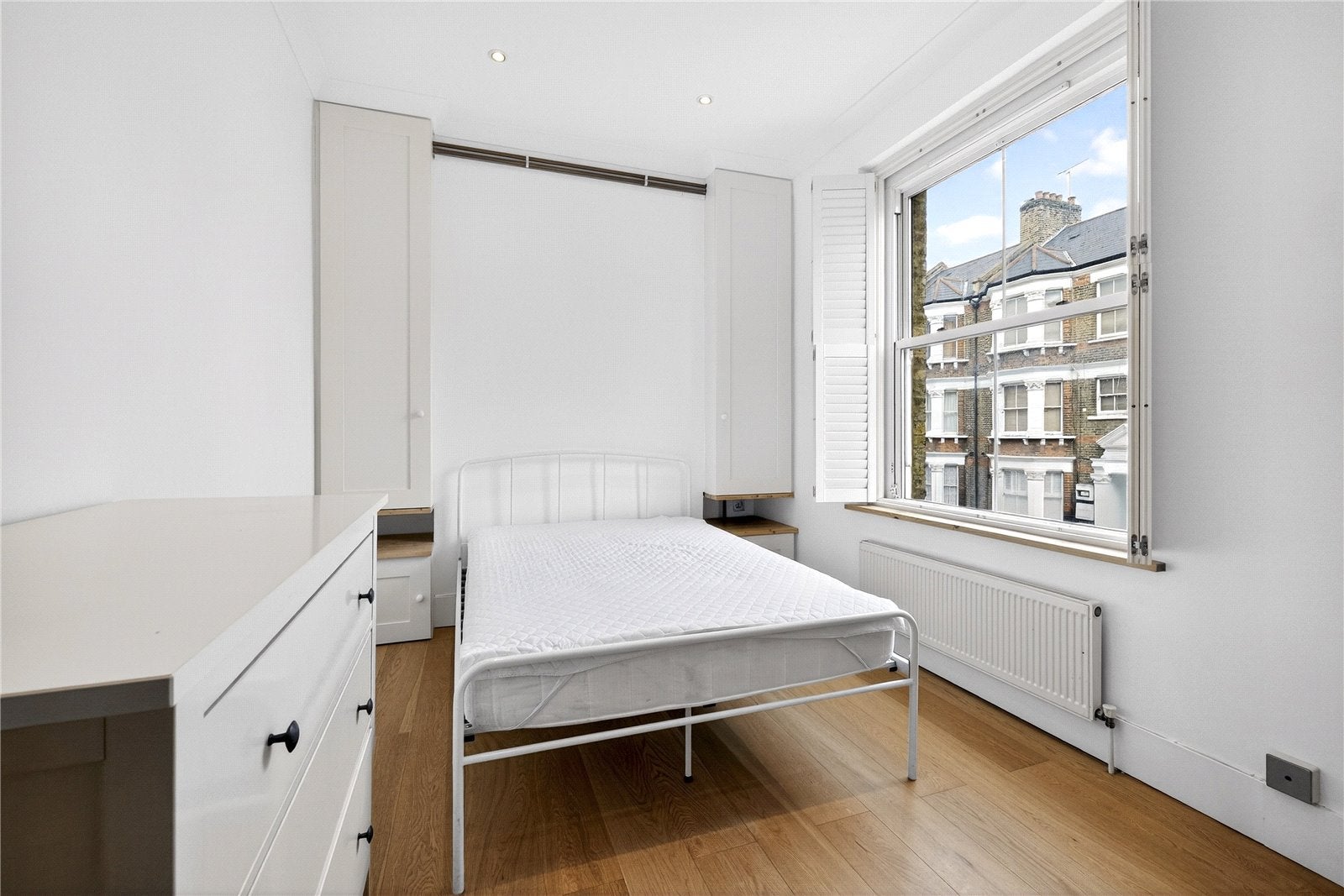 Flat Plender Street in Greater London