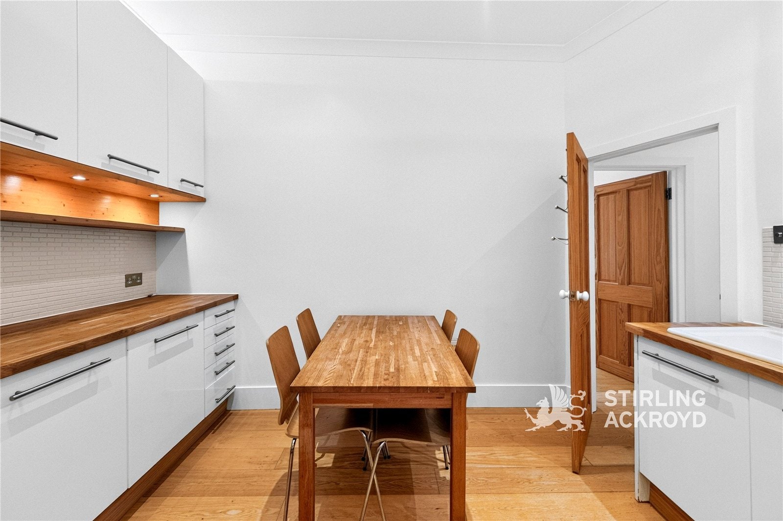 Flat Plender Street in Greater London