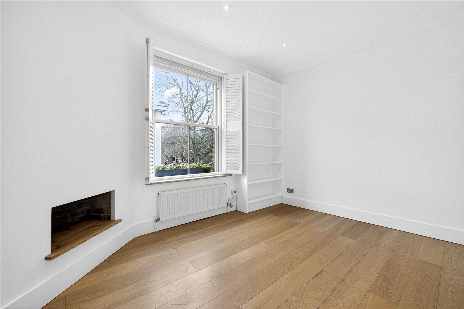 Flat Plender Street in Greater London