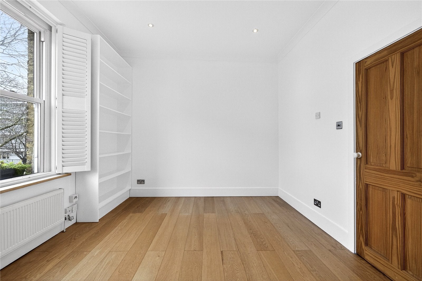 Flat Plender Street in Greater London