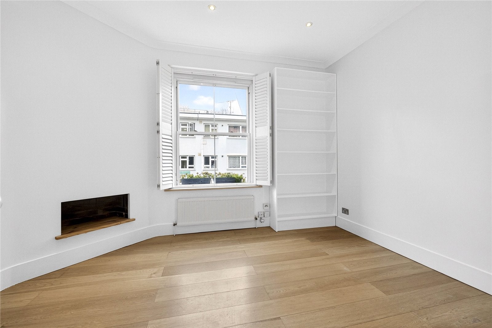 Flat Plender Street in Greater London