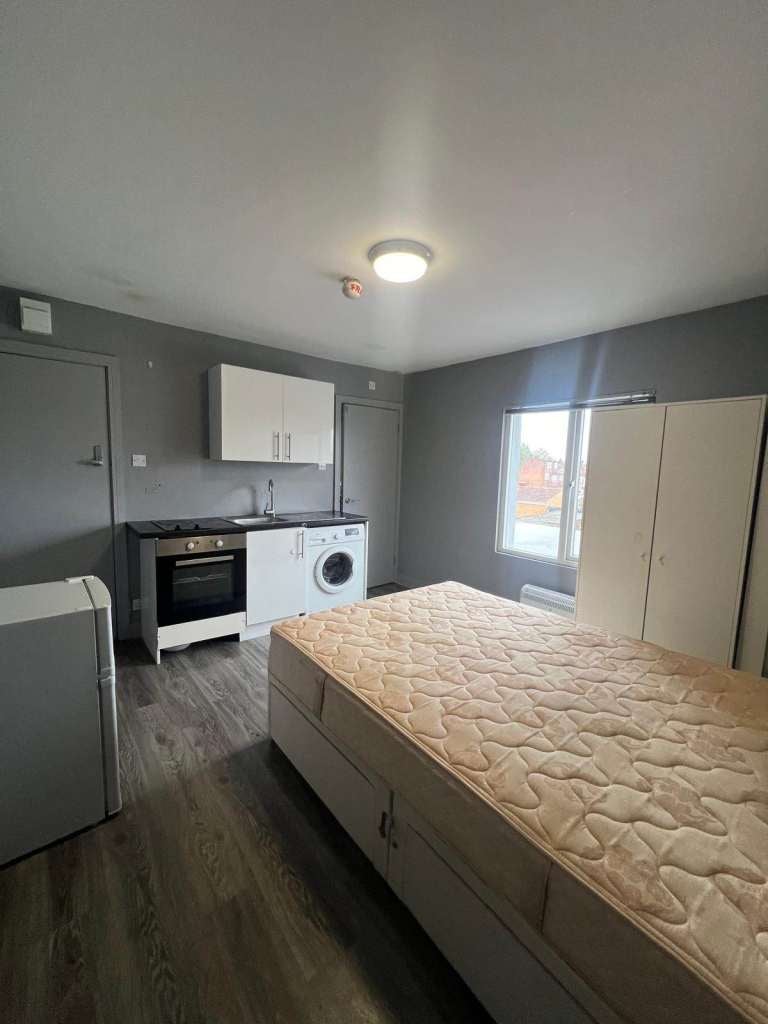 Flat Eastcote Lane in Greater London