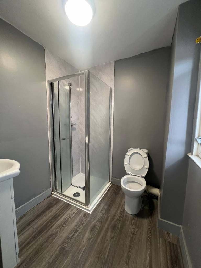 Flat Eastcote Lane in Greater London